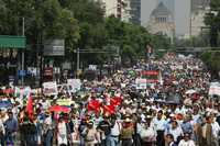 Marcha de trabajadores del Estado por avenida Juárez hacia la sede de la Suprema Corte de Justicia de la Nación