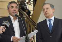 Diego Palacio, ministro de Protección Social, y Álvaro Uribe, presidente de Colombia, durante una charla con reporteros este viernes en el palacio de gobierno