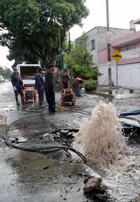Trabajadores de la delegación Benito Juárez repararon ayer una fuga de agua potable que se detectó en la avenida Américas, en la colonia Moderna