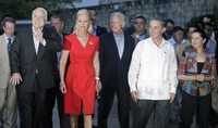 John McCain, virtual candidato republicano a la presidencia de Estados Unidos, al llegar ayer a Cartagena, Colombia, acompañado de su esposa, Cindy, donde fue recibido por el presidente Álvaro Uribe y su esposa, Lina (ambos en el extremo derecho)