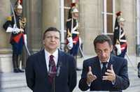 El gobernante francés Nicolas Sarkozy (a la derecha), y el presidente de la Comisión Europea José Manuel Durao Barroso, ayer en una rueda de prensa en el Palacio del Elíseo, en París, luego que el mandatario asumiera la presidencia rotatoria de la Unión Europea