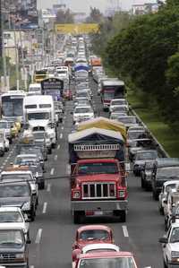 Transportistas paralizaron la circulación en la carretera Guadalajara-Chapala para exigir la entrega de placas a las unidades con más de quince años de servicio