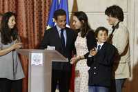 El presidente francés Nicolas Sarkozy felicita en el Palacio del Elíseo a familiares de Ingrid Betancourt por la liberación de la rehén