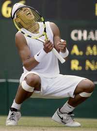El español Rafael Nadal celebra su triunfo sobre el escocés Andy Murray, el cual le permitió avanzar a semifinales