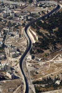 Vista aérea de la polémica "barrera de seguridad" de Israel que divide a Jerusalén, muro que separa a israelíes y palestinos y es centro de discordia entre ambas comunidades