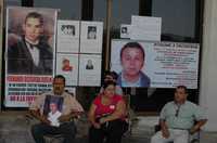 Miembros de la Asociación Esperanza contra Desapariciones Forzadas y la Impunidad se instalaron frente a las oficinas del gobierno estatal en Tijuana, Baja California, para exigir la creación de una fiscalía especial que investigue al menos 384 levantones