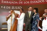 El embajador Antonio Garza y su esposa, María Asunción Aramburuzabala, durante la celebración del aniversario 232 de la independencia estadunidense