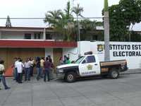 Elementos de seguridad nayaritas resguardan el edificio del Instituto Estatal Electoral, la víspera de los comicios locales