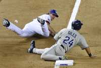 Doug Slaten, pítcher de los Diamantes de Arizona cae frente a Brian Giles de los Padres de San Diego