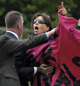 Bush, "¡fascista!" Bush, "¡fascista!"