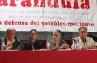 Víctor Manuel Toledo, Claudia Sheinbaum, Rafael Barajas y Javier Jiménez Espriú durante el foro en defensa del petróleo, organizado por la organización Farándula en el Salón Los Ángeles