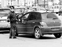 Un policía de Moscú, en pleno cobro de la mordida