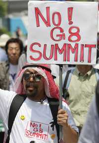 Vista parcial de la protesta que se realizó ayer domingo contra el G8 en la ciudad japonesa de Sapporo