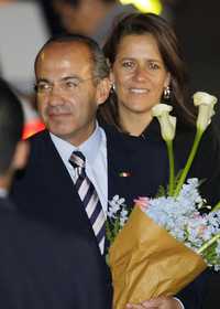 El presidente Felipe Calderón Hinojosa y su esposa, Margarita Zavala, a su llegada al aeropuerto de Nuevo Chitose, cercano a la ciudad japonesa de Sapporo