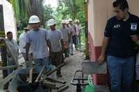 Trabajadores, tras la primera jornada de excavaciones en el antiguo cuartel del Ejército en Atoyac de Álvarez, Guerrero