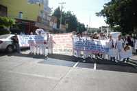 Trabajadores del Hospital General de Culiacán, durante una manifestación en la capital sinaloense para exigir mejores salarios y prestaciones