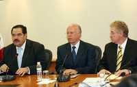 El rector José Narro Robles acudió a la Cámara de Diputados a entregar la cuenta pública 2007 de la UNAM, lo flanquean los legisladores Héctor Larios y Javier González Garza