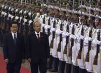 El presidente chino, Hu Jintao, camina junto a su homólogo mexicano Felipe Calderón, durante la ceremonia oficial de bienvenida en la que se pasó revista a una guardia de honor del país anfitrión