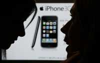 Personas esperan que abra una tienda de Apple en Sydney, Australia, para comprar el iPhone 3G