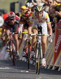 El italiano Riccardo Ricco, al momento del sprint para conquistar la sexta etapa del Tour de Francia