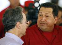 Álvaro Uribe y Hugo Chávez dialogan en la refinería de Amuay de Petróleos de Venezuela