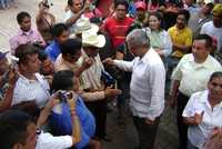 Andrés Manuel López Obrador saluda a simpatizantes, ayer en la ciudad potosina de Xilitla