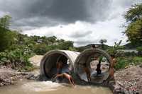 Un grupo de niños juega en el cauce del río Huacapa, en la colonia Las Brisas, municipio de Chilpancingo, donde el ayuntamiento sigue sin terminar la construcción de un puente vehicular