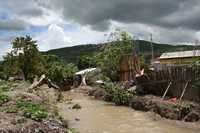 En Chilpancingo, Guerrero, numerosas viviendas construidas en las orillas del río Huacapa están a punto de desplomarse debido a los escurrimientos de las lluvias. Los colonos han hecho caso omiso a las advertencias de las autoridades de protección civil estatal y municipal para que desalojen las viviendas