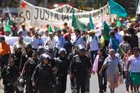 Policías antimotines de Veracruz impidieron que unos 3 mil integrantes de la Alianza Indígena Campesina y Popular de Veracruz llegaran al centro de Jalapa, donde pretendían instalar un plantón