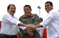 Los presidentes de Nicaragua, Daniel Ortega; Venezuela, Hugo Chávez, y de Ecuador, Rafael Correa, ayer en una renión en Manta, Ecuador, donde se firmó un proyecto sobre hidrocarburos