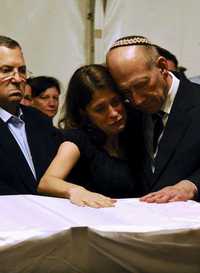 Olmert consuela en Shraga a la viuda del soldado Ehud Goldwasser