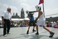 La práctica del deporte, y en particular del boxeo, fue una de las actividades que se vieron ayer en la plancha del Zócalo