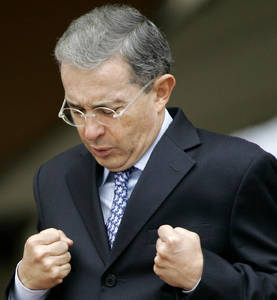 Acepta Uribe: se usó insignia de la Cruz Roja en el rescate
