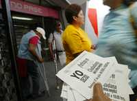 Un grupo de activistas reparte, afuera de la estación del Metro San Lázaro, volantes con información sobre la consulta ciudadana en torno al futuro de Pemex