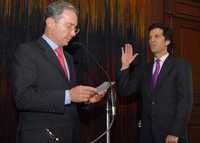 El mandatario Álvaro Uribe toma el juramento de rigor al nuevo canciller de Colombia, Jaime Bermúdez, ayer en el palacio presidencial de Bogotá