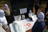 Protesta de seropositivos frente al Centro Médico ante la falta de medicamentos