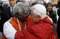 Benedicto XVI abraza a un anciano aborigen en la ceremonia de bienvenida realizada en el puerto de Barangaroo