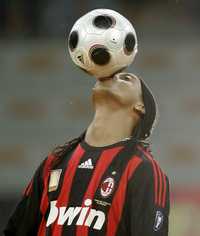 La estrella del futbol mundial Ronaldinho se presentó ante más de 30 mil aficionados en el estadio San Siro. El delantero aprovechó la ocasión para demostrar su amor por el balón y sus habilidades