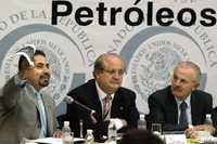 El perredista Graco Ramírez (al centro) anunció que su partido llamará a comparecer al titular del Pemex Internacional. La gráfica, durante uno de los debates petroleros en el Senado