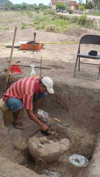 La delegación del INAH detuvo la construcción de una unidad deportiva impulsada por el ayuntamiento en el paraje Hacienda El Tamarindo. En la imagen, un trabajador de apoyo en la zona de excavaciones