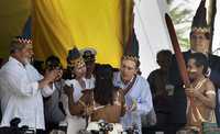 Con un desfile militar se celebró ayer el Día de la Independencia de Colombia, acto que encabezaron el presidente Álvaro Uribe y su esposa, Lina Moreno (ambos al centro), y los mandatarios brasileño, Luiz Inacio Lula da Silva (a la izquierda), y peruano, Alan García (extremo derecho), todos con atuendos amazónicos, en la ciudad de Leticia, fronteriza con Brasil y Perú, donde llamaron a las FARC a dejar en libertad a los secuestrados