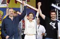 Ingrid Betancourt no asistió a la marcha en Bogotá por temor a un atentado, pero desde París instó a las FARC a dejar las armas, durante un concierto por la paz que ofrecieron Miguel Bosé y Juanes