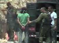 Video difundido por la organización de derechos humanos B’ Tselem, en el que se observa a un soldado israelí disparar, balas al parecer de caucho, contra un preso palestino maniatado y con los ojos vendados, mientras un teniente lo sujeta por el brazo