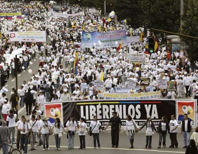 Cientos de miles exigen a las FARC liberar rehenes