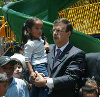 El jefe de Gobierno, Marcelo Ebrard, dio ayer por cerrado el tema de sus aspiraciones políticas para 2012, tras inaugurar ayer en el Parque de Los Venados un área de juegos infantiles