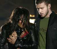 Janet Jackson, cuyo gesto aún es motivo de polémica, acompañada de Justin Timberlake, en el Supertazón, hace cuatro años