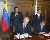 Los presidentes Hugo Chávez y Dimitri Medvediev presencian en el castillo Meiendorf la firma de acuerdos energéticos entre Venezuela y Rusia