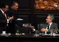 El coordinador de los senadores priístas, Manlio Fabio Beltrones, durante la entrega de la propuesta energética del PRI al presidente de la Comisión Permanente del Congreso de la Unión, Santiago Creel