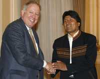 Saludo entre el presidente de Bolivia Evo Morales y el subsecretario de Estado para América Latina Thomas Shannon, ayer en el palacio de gobierno de La Paz