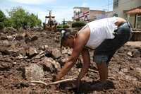 Habitantes de Tlaltenango participan en la limpieza de calles y viviendas afectadas por el desbordamiento del río Xaloco